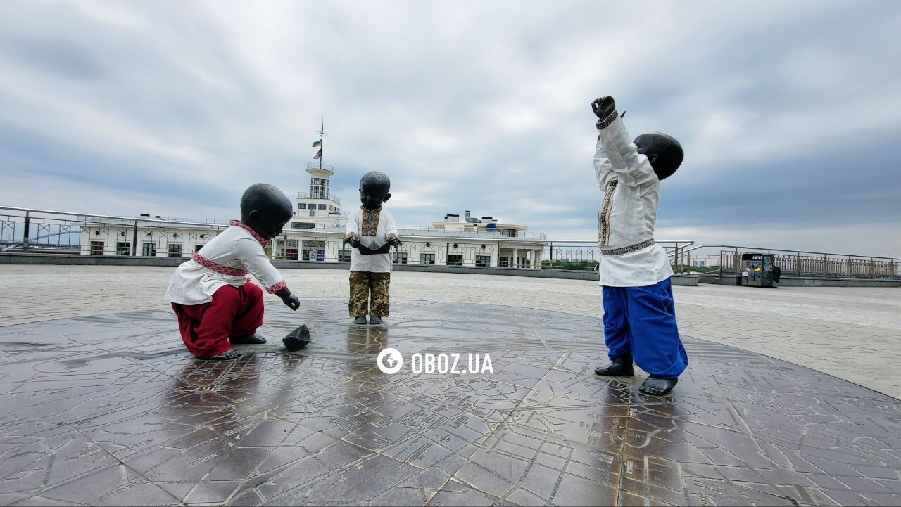 Скульптуры малышей – основателей Киева переодели в честь Дня вышиванки. Фото