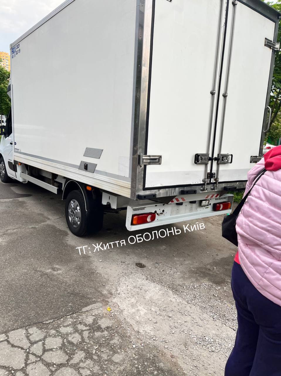 В Киеве на Оболони неизвестный вандал посрывал номерные знаки почти с 60 авто. Фото