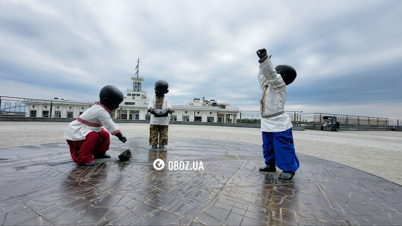 Скульптуры малышей – основателей Киева переодели в честь Дня вышиванки. Фото