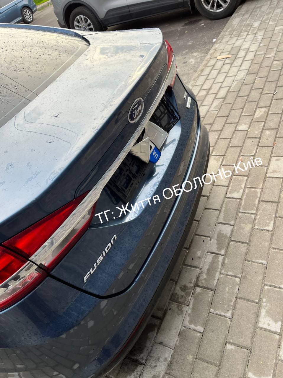 В Киеве на Оболони неизвестный вандал посрывал номерные знаки почти с 60 авто. Фото
