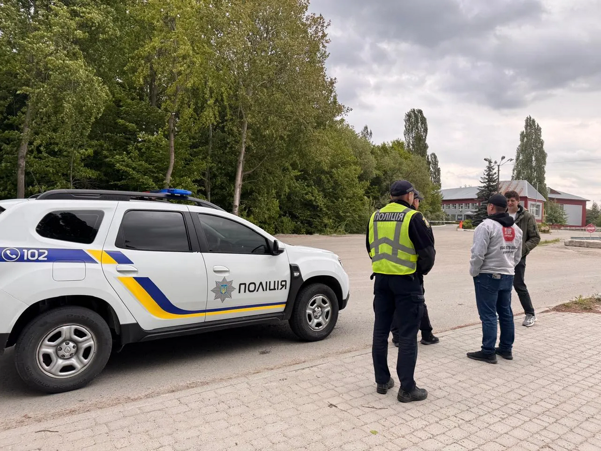 На заарештованому заводі "Юніграну" в Малині фури ледь не розчавили журналістів