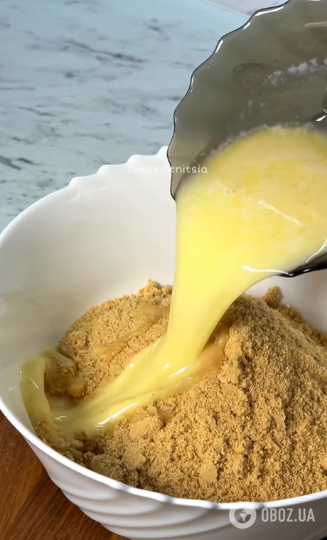 Культовый чизкейк "Сникерс" с карамелью и орехами: рассказываем, как приготовить популярный десерт