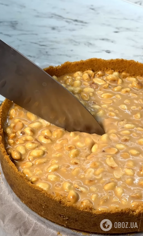 Культовый чизкейк "Сникерс" с карамелью и орехами: рассказываем, как приготовить популярный десерт