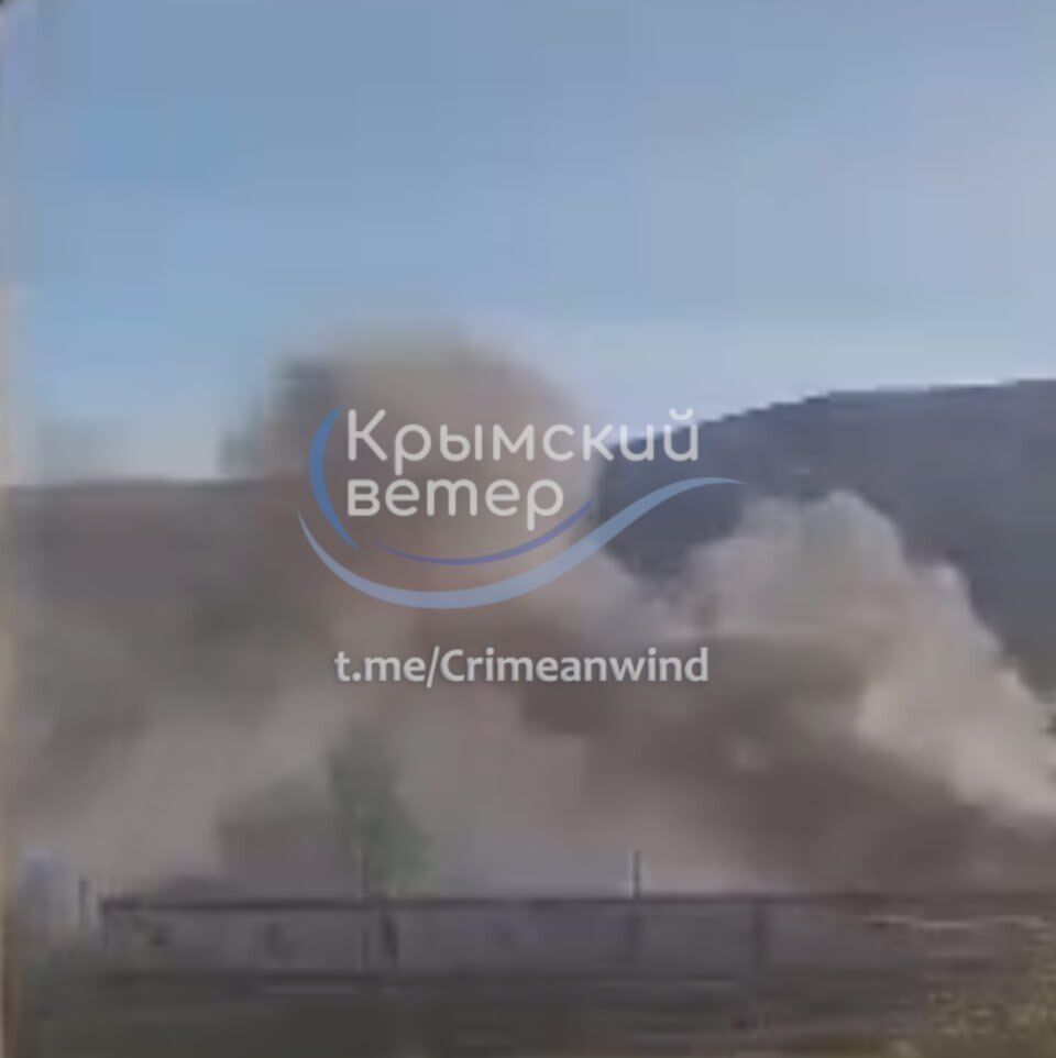 В оккупированном Крыму прогремела серия взрывов: под ударом были аэродромы, горит склад БК. Фото и видео