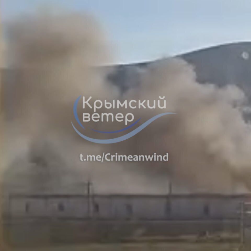 В оккупированном Крыму прогремела серия взрывов: под ударом были аэродромы, горит склад БК. Фото и видео