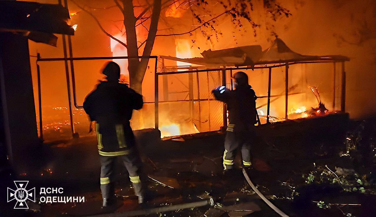 Окупанти атакували Одещину ударними безпілотниками: стались пожежі, постраждали троє людей. Фото