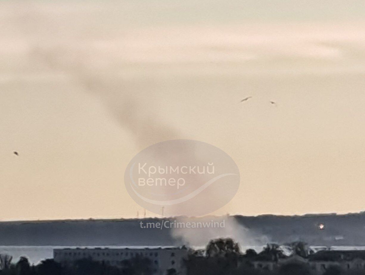 В оккупированном Крыму прогремела серия взрывов: под ударом были аэродромы, горит склад БК. Фото и видео