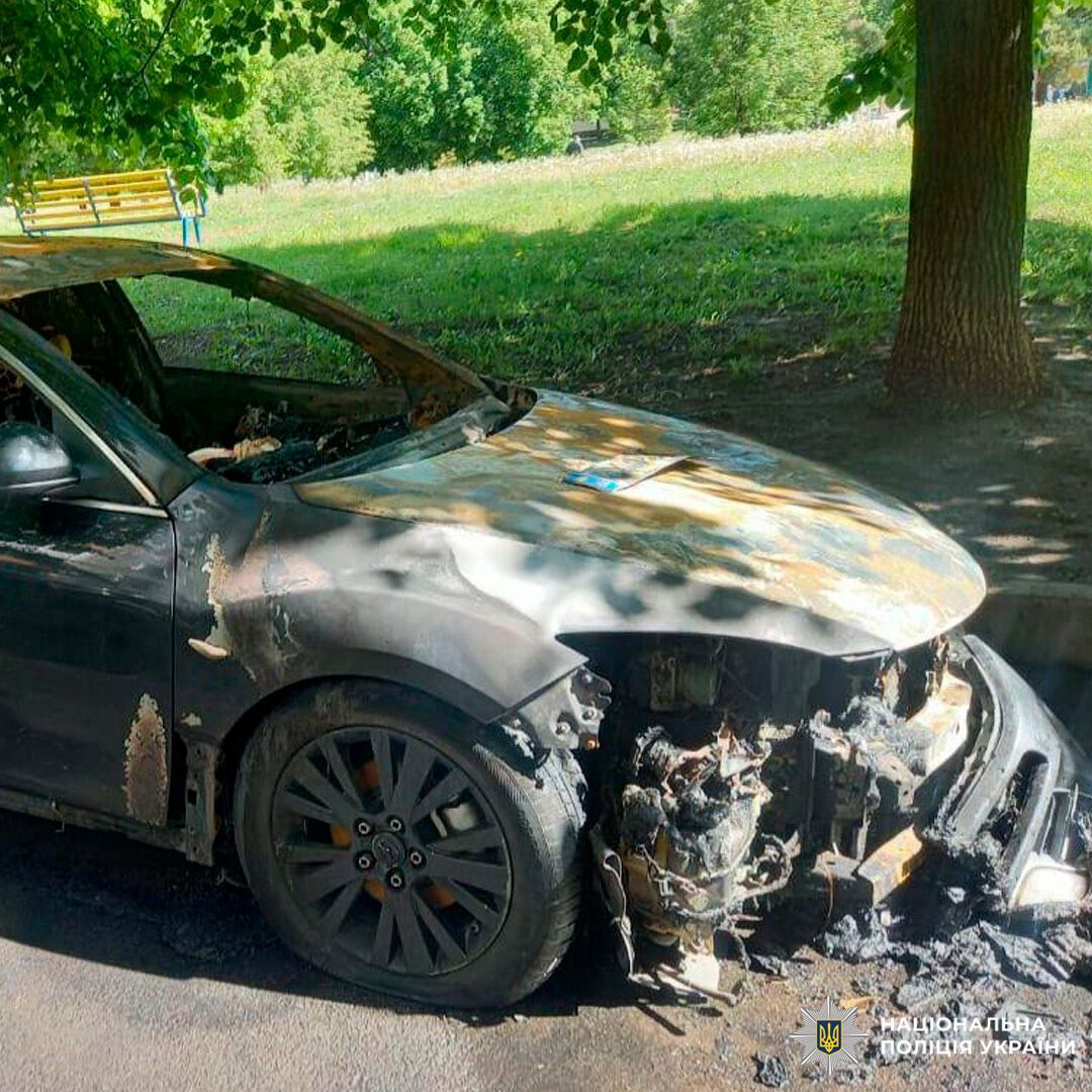 У Харкові затримали жінку з 16-річною дочкою, які підпалювали автівки військових. Фото