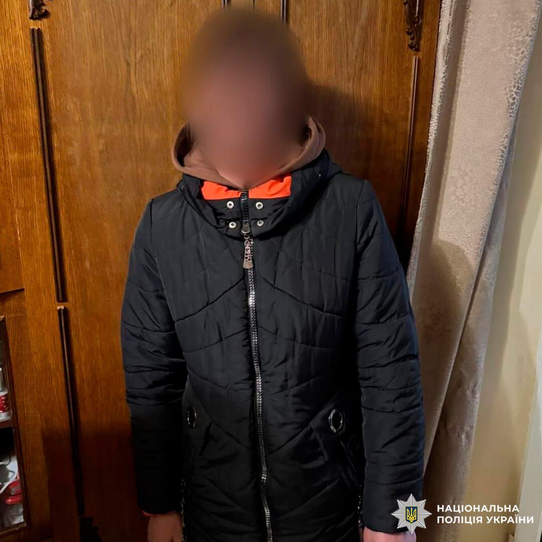 У Харкові затримали жінку з 16-річною дочкою, які підпалювали автівки військових. Фото