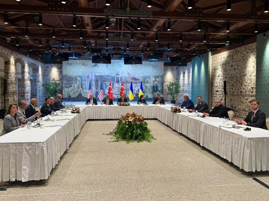 В Стамбуле состоялась встреча делегаций Украины и РФ с участием турецкой стороны. Фото, видео и все подробности
