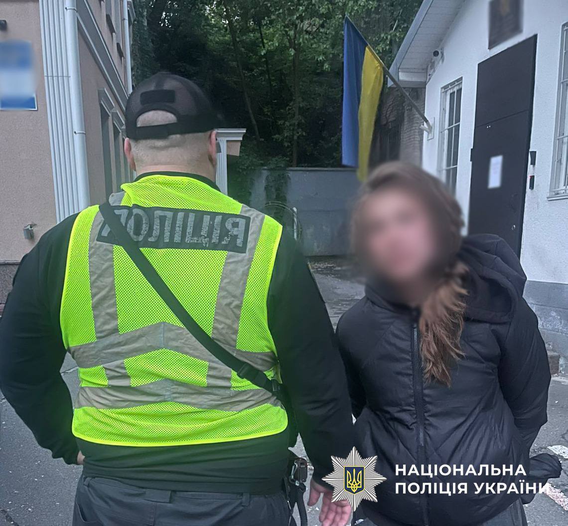 В Киеве женщина повредила портреты погибших защитников на Аллее Героев: ее задержали и передали полиции. Фото и видео