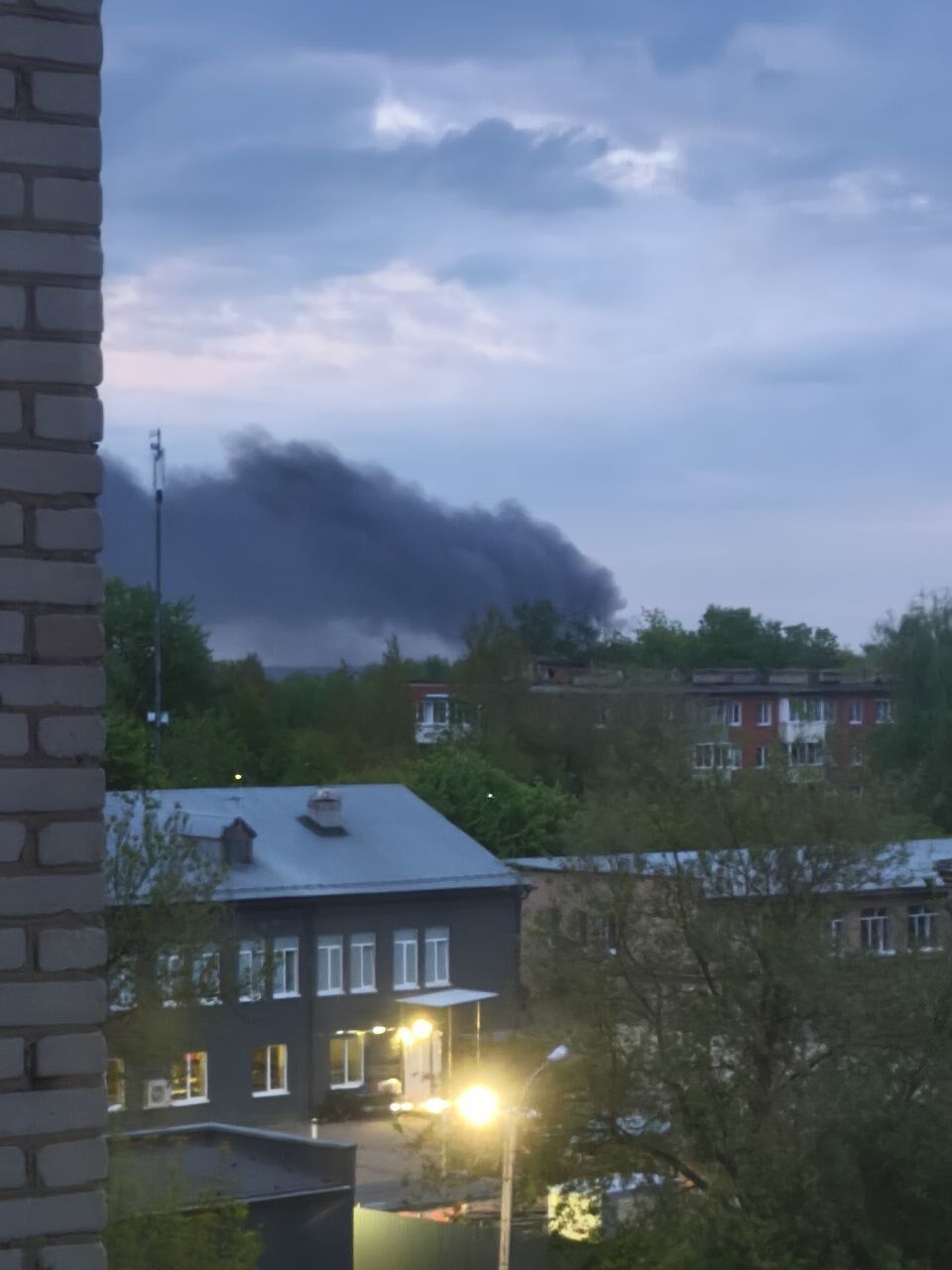 У Підмосков'ї у промисловій зоні пролунали вибухи, спалахнула пожежа: було чутно детонацію. Відео
