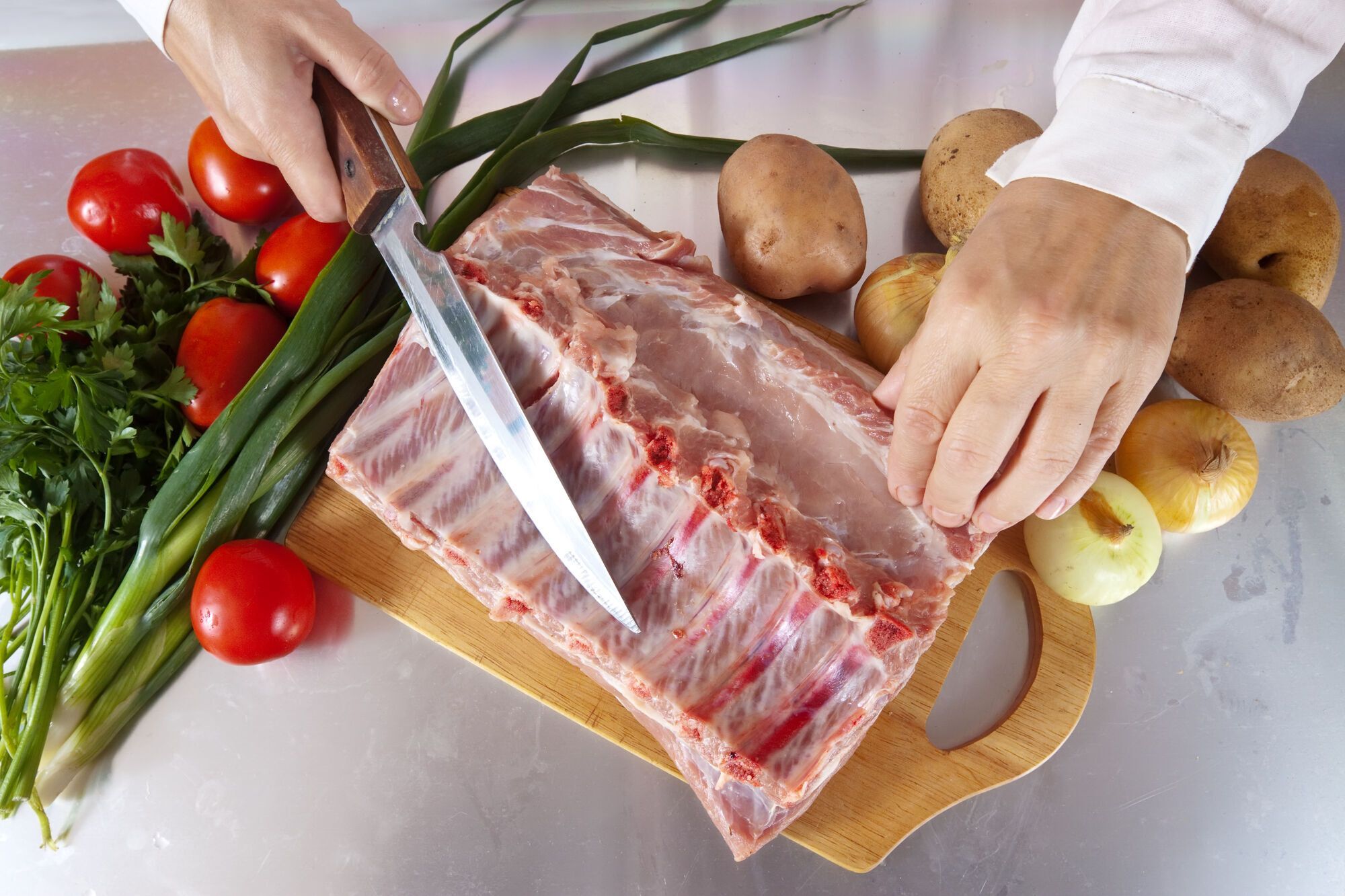 Как вкусно запечь ребрышки для детей, чтобы мясо было сочным и не острым: простой рецепт