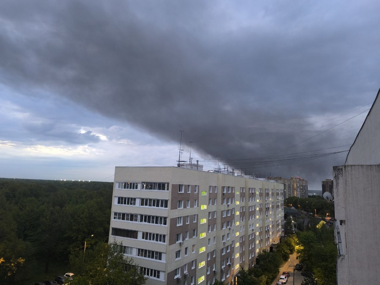 У Підмосков'ї у промисловій зоні пролунали вибухи, спалахнула пожежа: було чутно детонацію. Відео