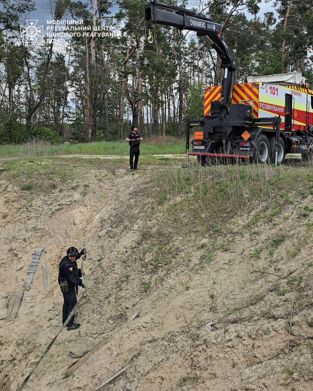 На Київщині у полі знайшли бойову частину російської крилатої ракети Х-101. Фото і відео