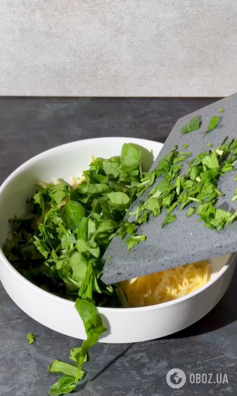 Вкусный слоеный пирог с сыром и шпинатом: готовится за считаные минуты