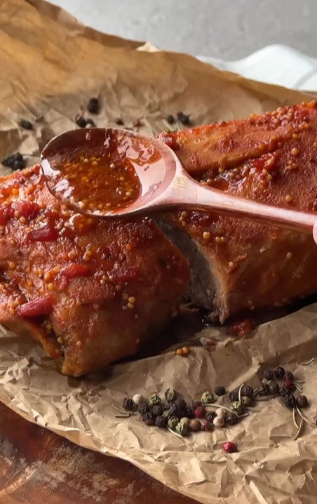 Как вкусно запечь ребрышки для детей, чтобы мясо было сочным и не острым: простой рецепт