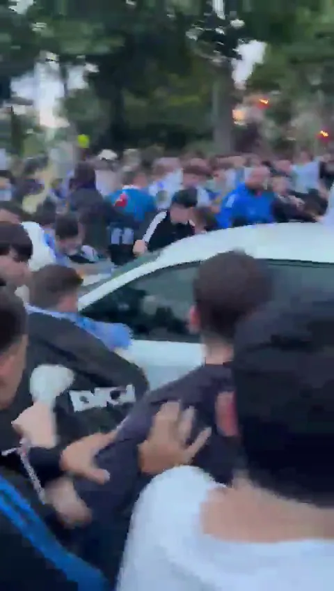 В Іспанії авто в'їхало в натовп уболівальників біля стадіону перед дербі "Еспаньол" – "Барселона". Момент потрапив на відео