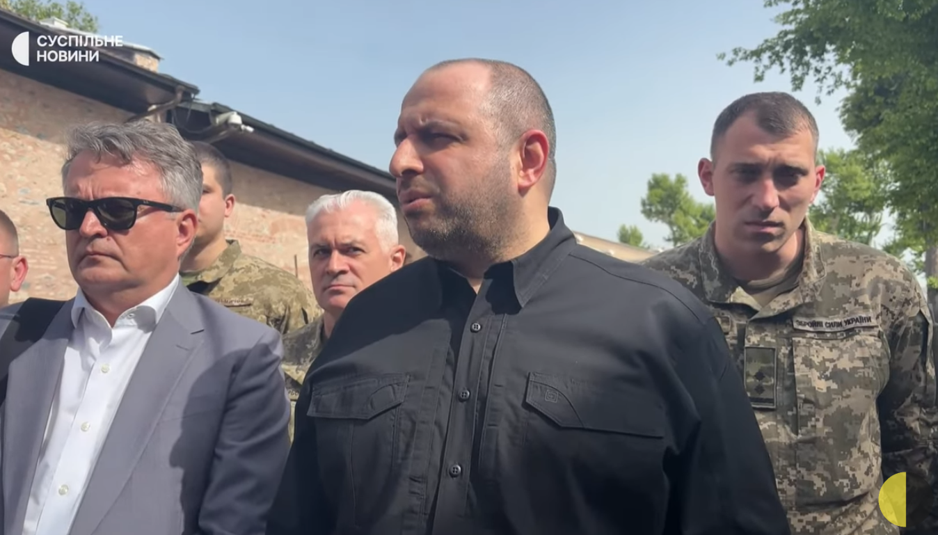 Рустем Умєров та члени української делегації після зустрічі з РФ у Стамбулі