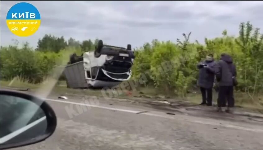 Під Києвом унаслідок ДТП перекинулась вантажівка, а в легковика "зрізало" частину салону: є загиблий. Відео