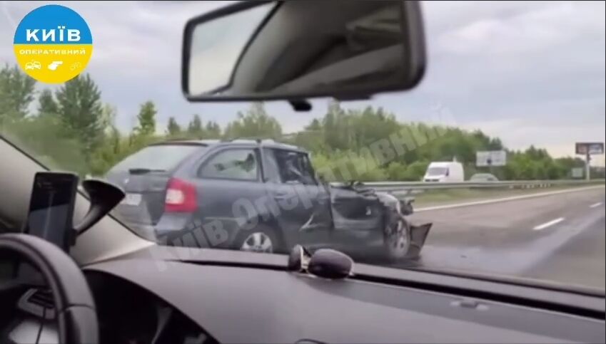 Під Києвом унаслідок ДТП перекинулась вантажівка, а в легковика "зрізало" частину салону: є загиблий. Відео