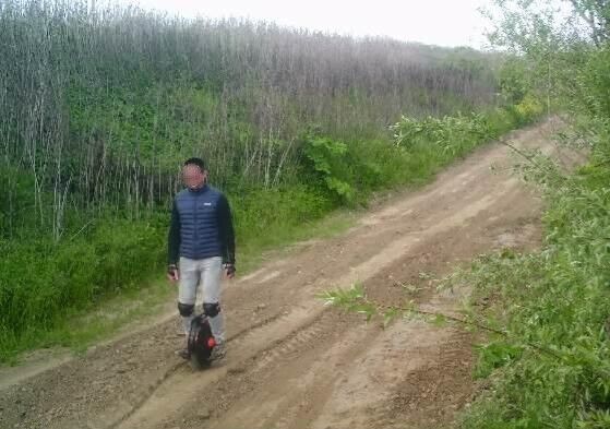 Делал вид, что "прогуливается": на Закарпатье задержали мужчину, который пытался пересечь границу со Словакией на моноколесе. Фото и видео