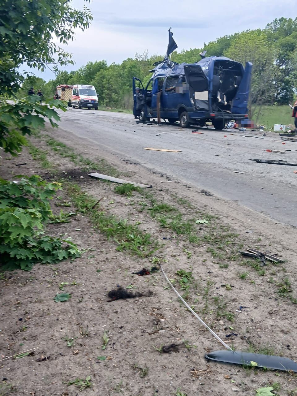 Серед загиблих – ціла родина: Зеленський відреагував на удар ворога по автобусу на Сумщині та закликав до тиску на Росію. Фото й відео