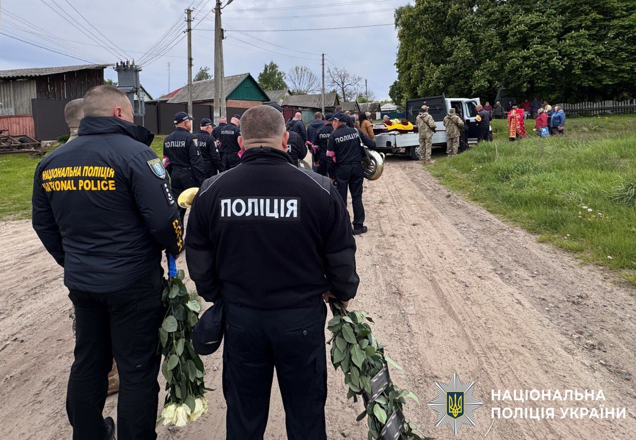 Без отца осталась 10-летняя дочь: на Сумщине попрощались с полицейским, который погиб в боях за Украину. Фото