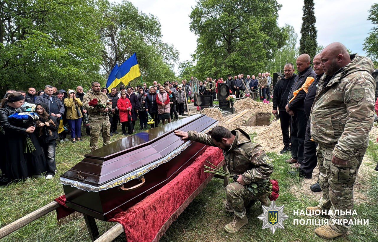 Без отца осталась 10-летняя дочь: на Сумщине попрощались с полицейским, который погиб в боях за Украину. Фото