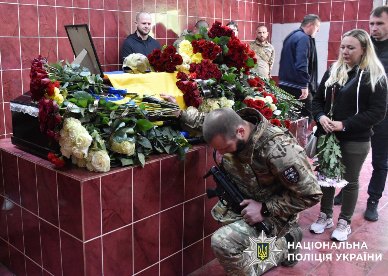 Без отца осталась 10-летняя дочь: на Сумщине попрощались с полицейским, который погиб в боях за Украину. Фото