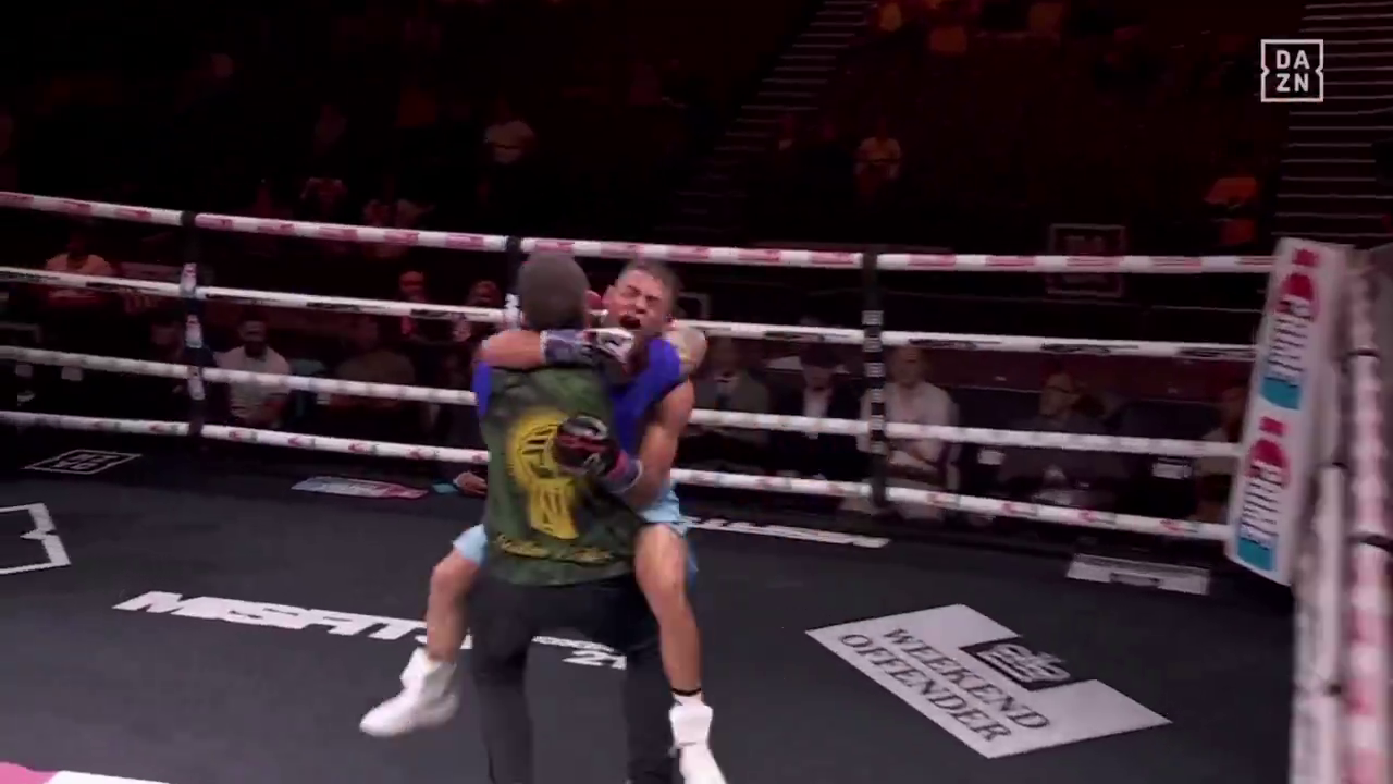 Непереможного боксера-чемпіона з рекордом 19-0 сенсаційно відправили в "нокаут року". Відео зібрало 2.2 млн переглядів за добу