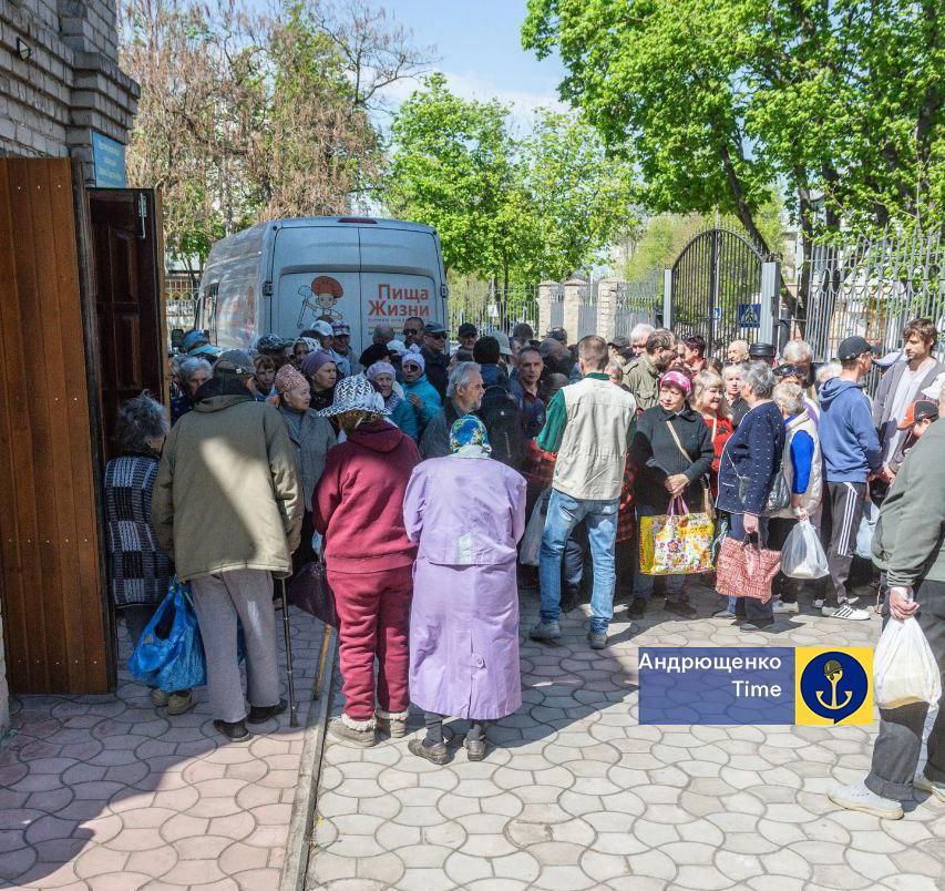 Безкоштовний хліб і миска каші: в окупованому Маріуполі люди досі стоять у чергах за їжею. Фото