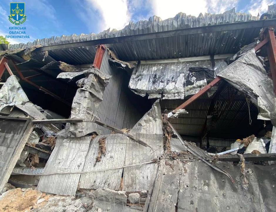 Россияне атаковали Киевскую область с воздуха: от полученных травм погибла женщина, есть раненые. Фото и видео