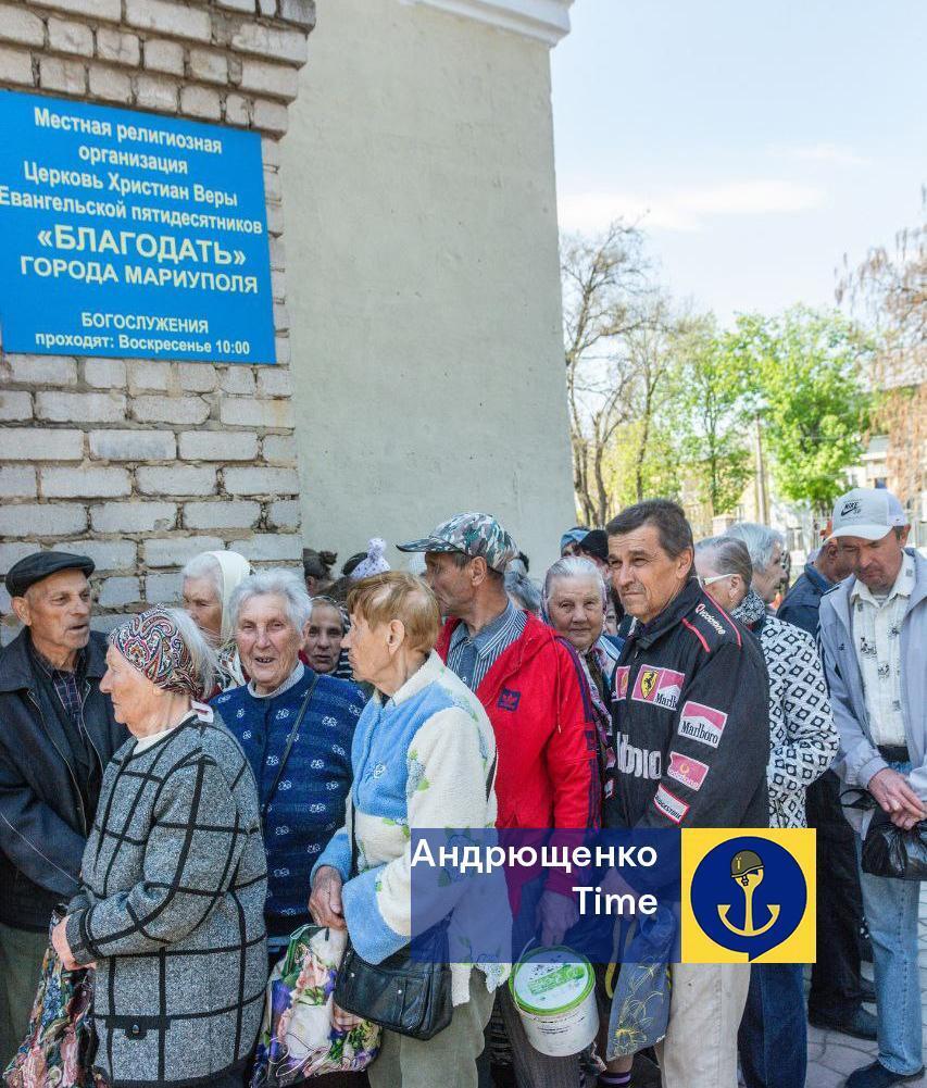 Безкоштовний хліб і миска каші: в окупованому Маріуполі люди досі стоять у чергах за їжею. Фото