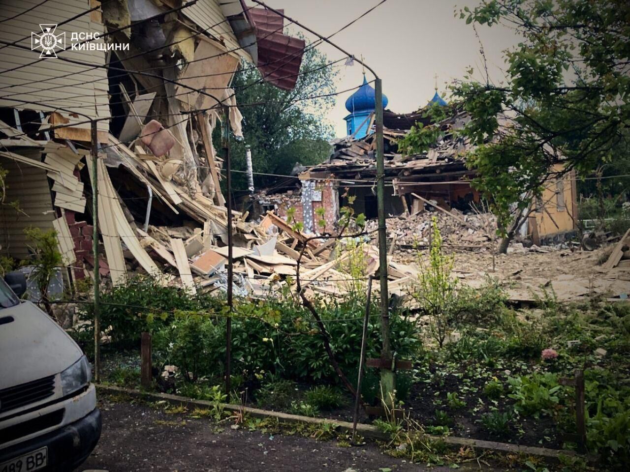 Россияне атаковали Киевскую область с воздуха: от полученных травм погибла женщина, есть раненые. Фото и видео