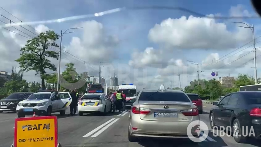 В Киеве произошло ДТП на проспекте Соборности: на месте заметили несколько скорых. Фото и видео