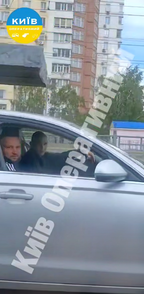 У Києві пасажир легковика стріляв з вікна машини. Відео