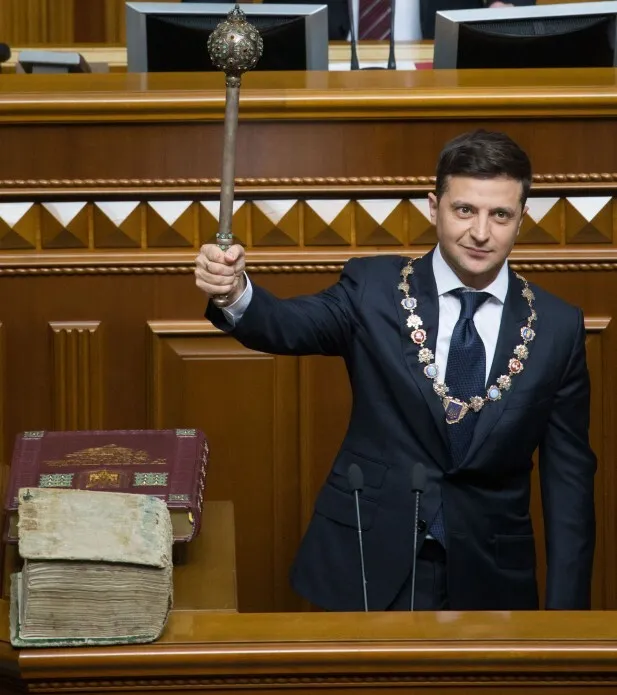 Зробив селфі з дружиною, підколов депутатів і поцілував Кошового: найяскравіші моменти інавгурації Зеленського шість років тому