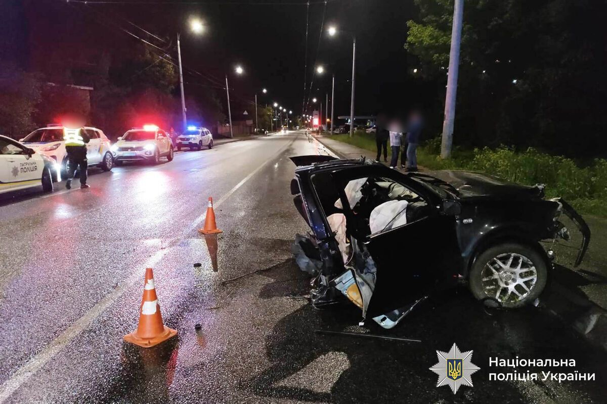 Авто розірвало навпіл: у Вінниці 22-річний водій влетів у бетонний стовп і загинув на місці, є постраждалі. Фото