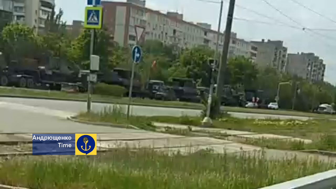 "Щось йде не за російським планом": зафіксовано велике переміщення техніки з кримським маркуванням на північ Донеччини. Відео