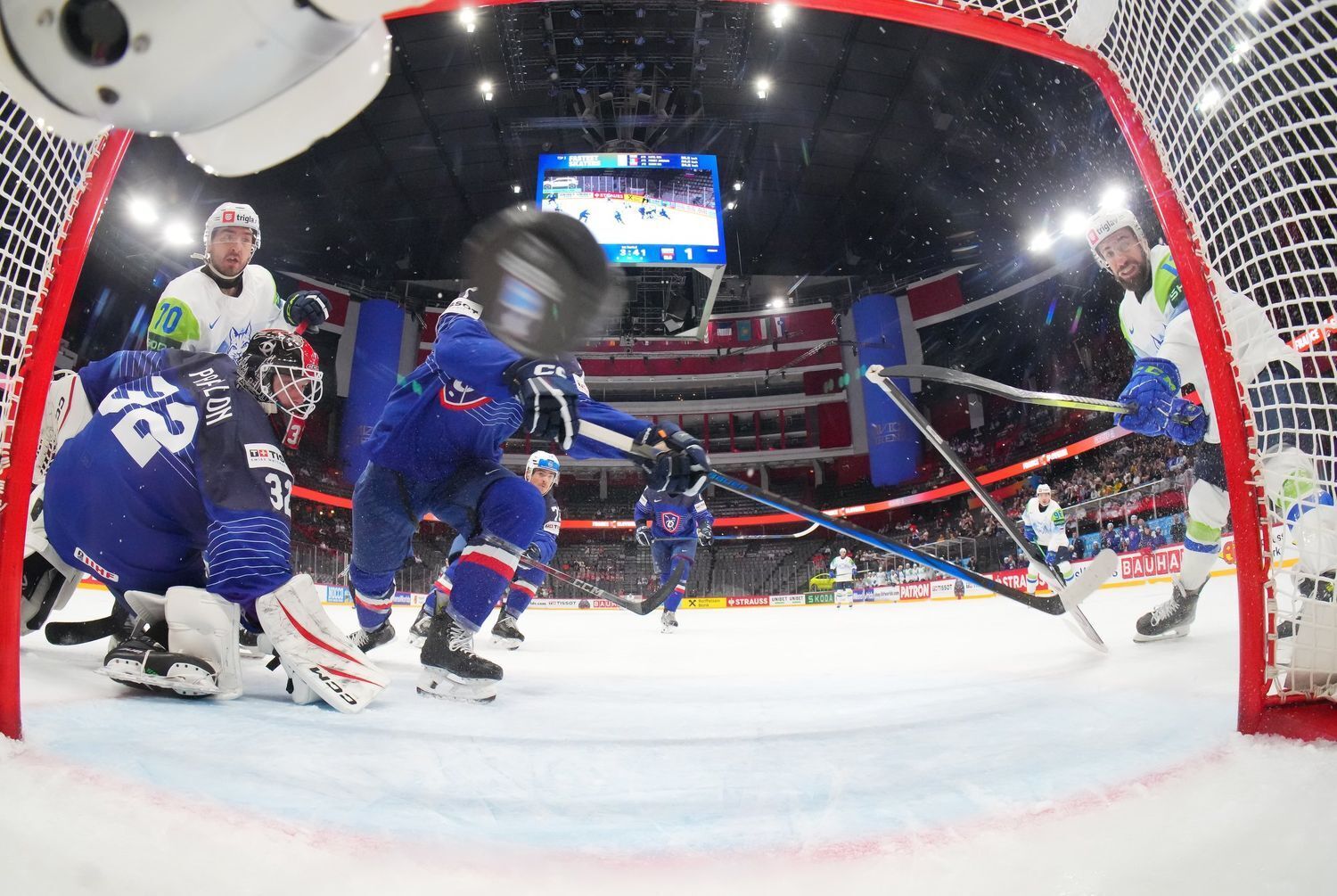 Кривдники України, які замінять Росію на Олімпіаді, вилетіли з ЧС-2025 із хокею. Відео