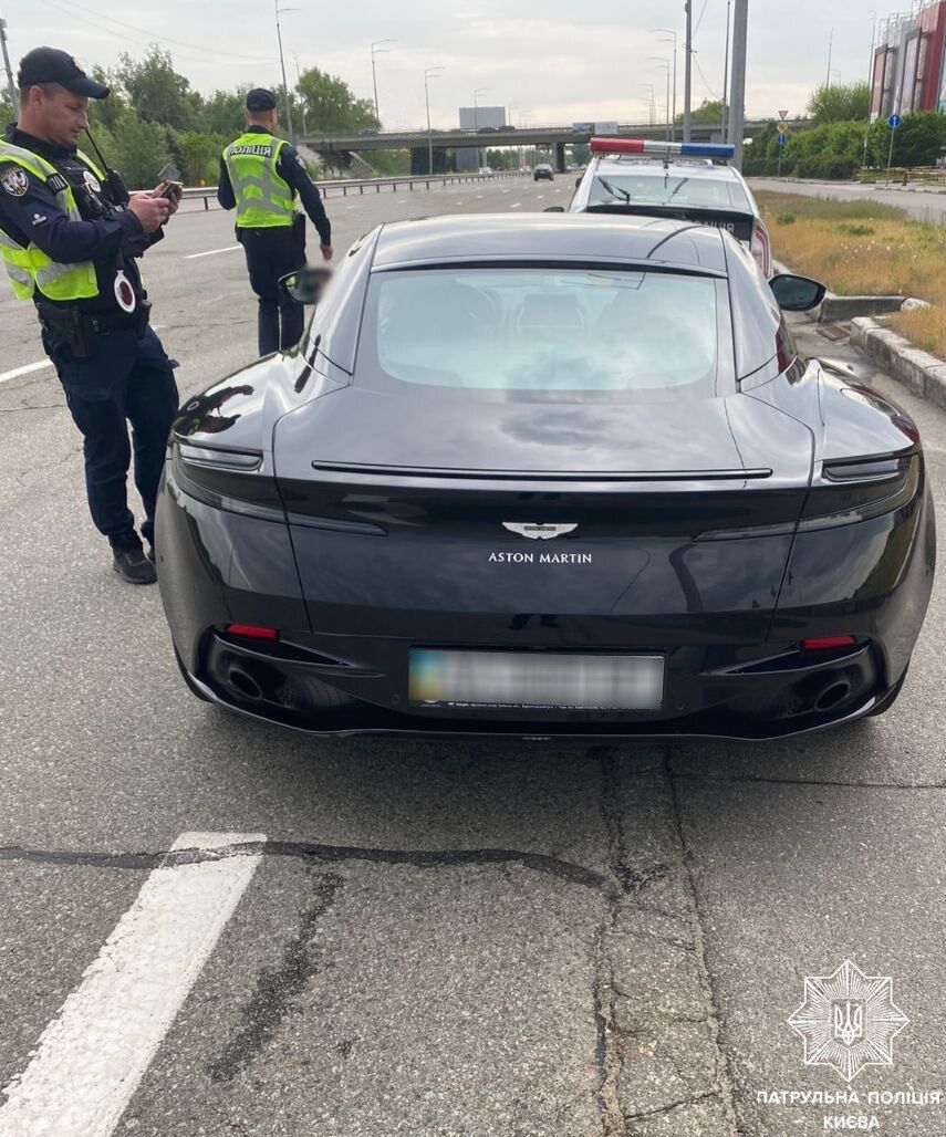 В Киеве водитель элитного Aston Martin "летал" по городу со скоростью 133 км/ч. Фото