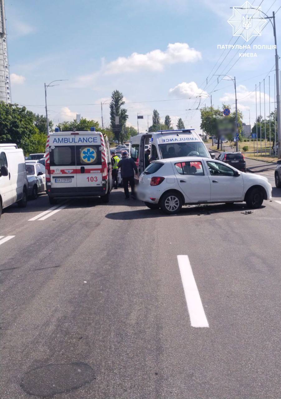 В Киеве произошло ДТП на проспекте Соборности: на месте заметили несколько скорых. Фото и видео
