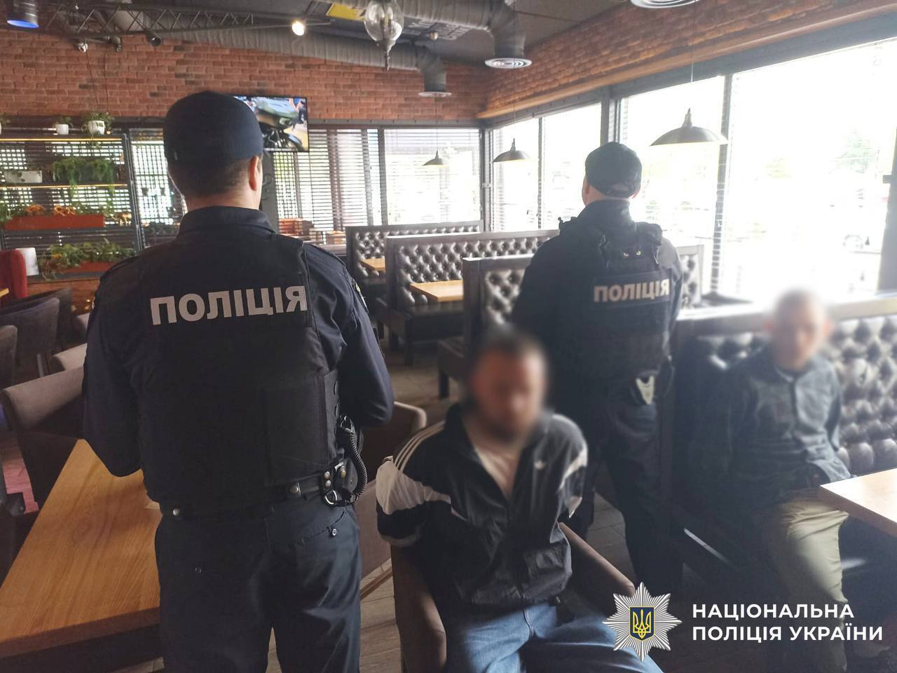 У Києві пасажир легковика стріляв з вікна машини. Відео