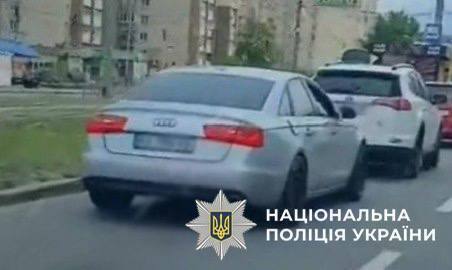У Києві пасажир легковика стріляв з вікна машини. Відео