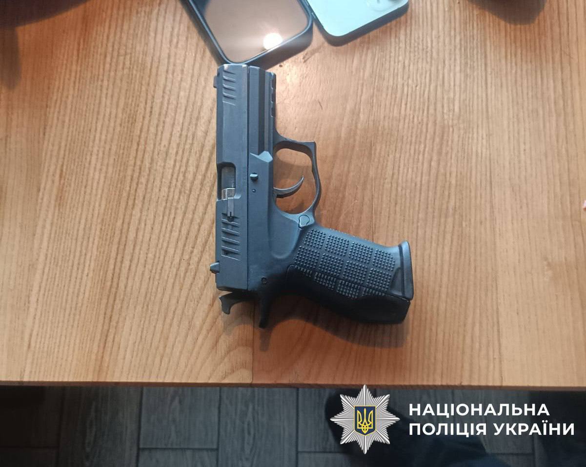У Києві пасажир легковика стріляв з вікна машини. Відео