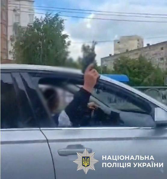 У Києві пасажир легковика стріляв з вікна машини. Відео