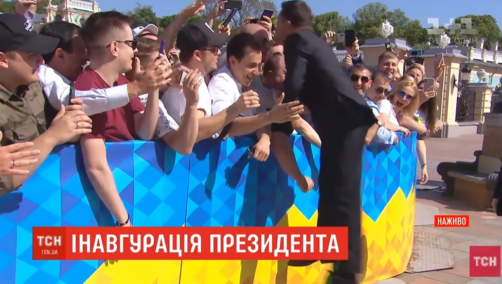Зробив селфі з дружиною, підколов депутатів і поцілував Кошового: найяскравіші моменти інавгурації Зеленського шість років тому