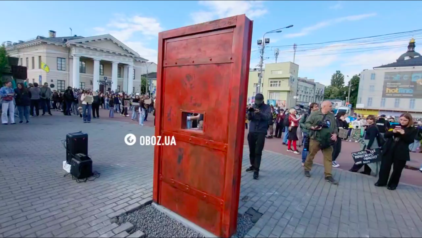 "Волю військовополоненим!" У Києві на Контрактовій площі встановили символічні тюремні двері. Відео