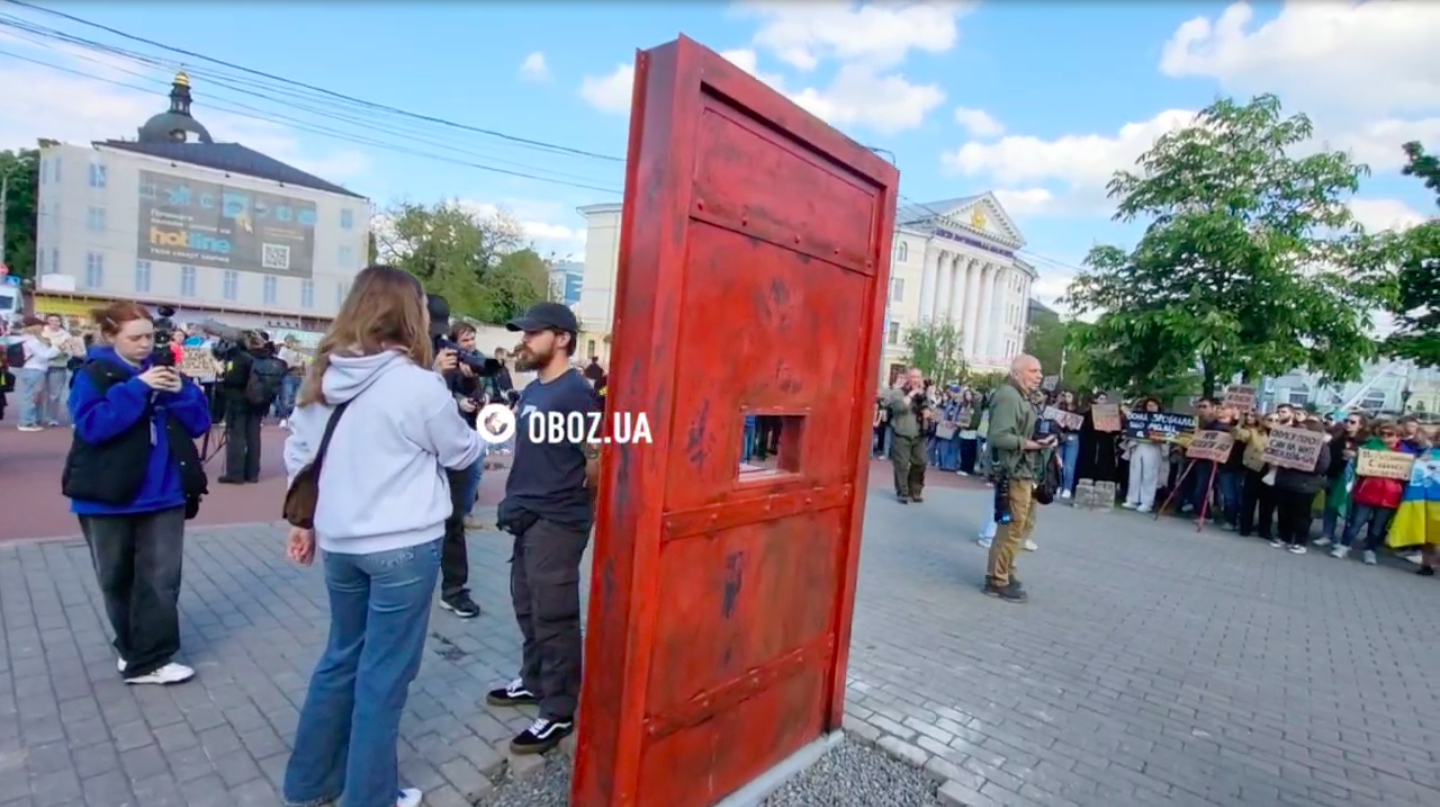 "Волю військовополоненим!" У Києві на Контрактовій площі встановили символічні тюремні двері. Відео